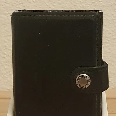 Giá đỡ ví tối giản cho bàn làm việc