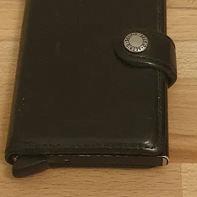 Giá đỡ ví tối giản cho bàn làm việc