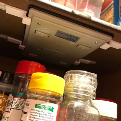 Kẹp treo cho cân điện tử trong bếp