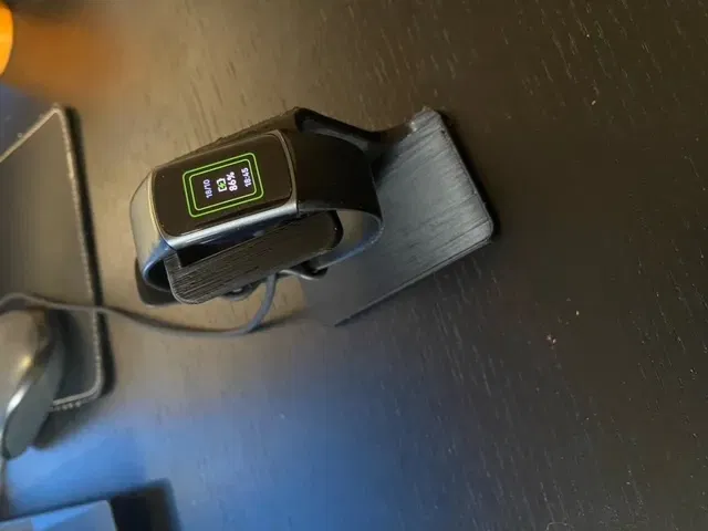 Giá đỡ sạc Fitbit Charge 5 tiện lợi - Image 1