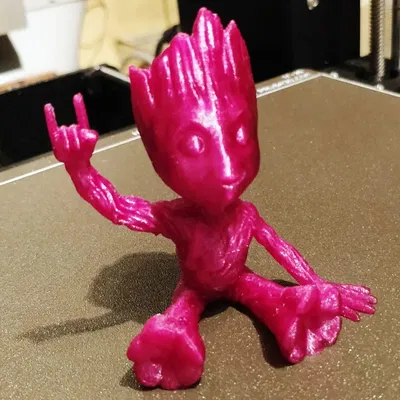 Groot Nhỏ với Tay Kim Loại Nâng Cao