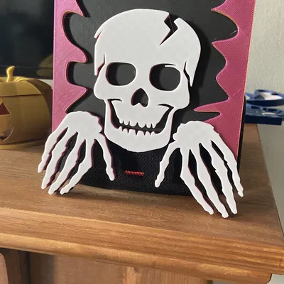 Khung hình bộ xương 3D cố gắng thoát ra khỏi lỗ