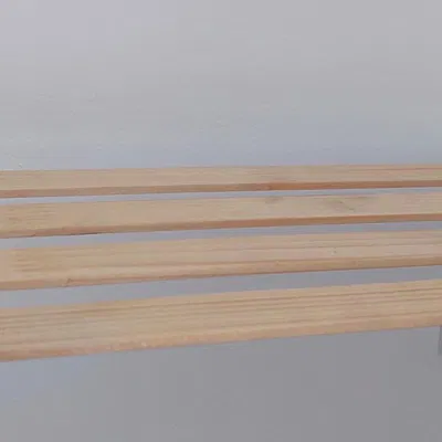 Giá đỡ nhẹ bằng gỗ và nhựa cho không gian sống