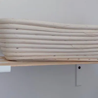 Giá đỡ nhẹ bằng gỗ và nhựa cho không gian sống