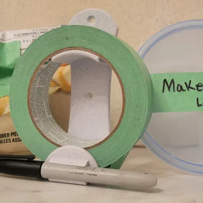 Giá đỡ băng dính treo tường với chỗ để bút đánh dấu