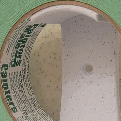 Giá đỡ băng dính treo tường với chỗ để bút đánh dấu