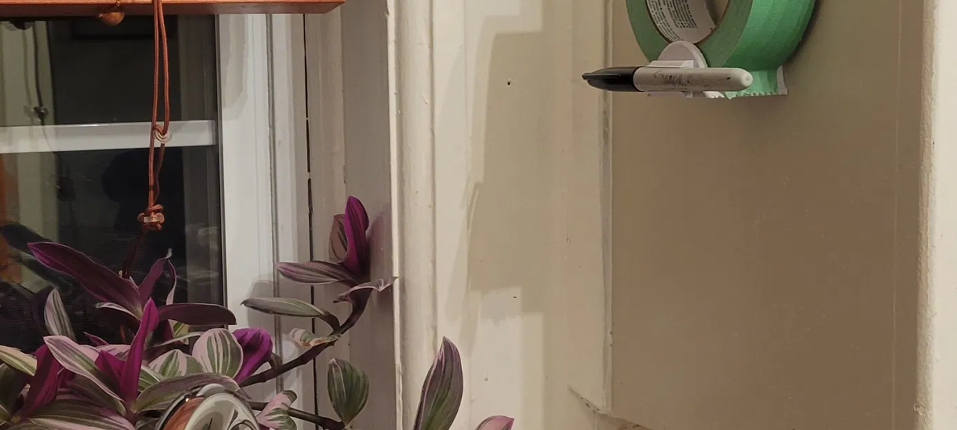 Giá đỡ băng dính treo tường với chỗ để bút đánh dấu - Image 4