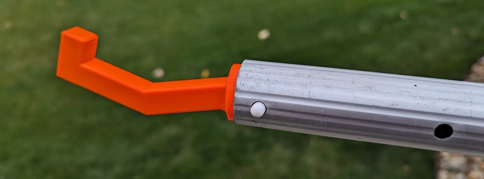 Móc gắn vào đầu cần bơi để di chuyển máy bơm nước - Image 1