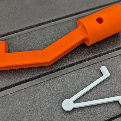 Móc gắn vào đầu cần bơi để di chuyển máy bơm nước