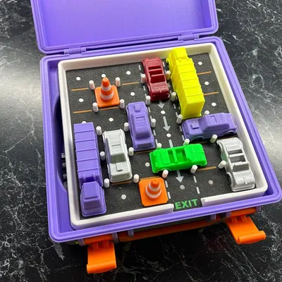 Hộp lưu trữ cho trò chơi logic Rush Hour với ô tô