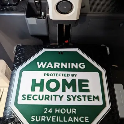 Biển báo cảnh báo bảo vệ bởi hệ thống an ninh gia đình