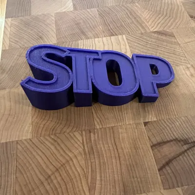 **Đồ vật chặn cửa với chữ viết**