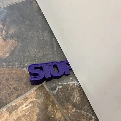 **Đồ vật chặn cửa với chữ viết**