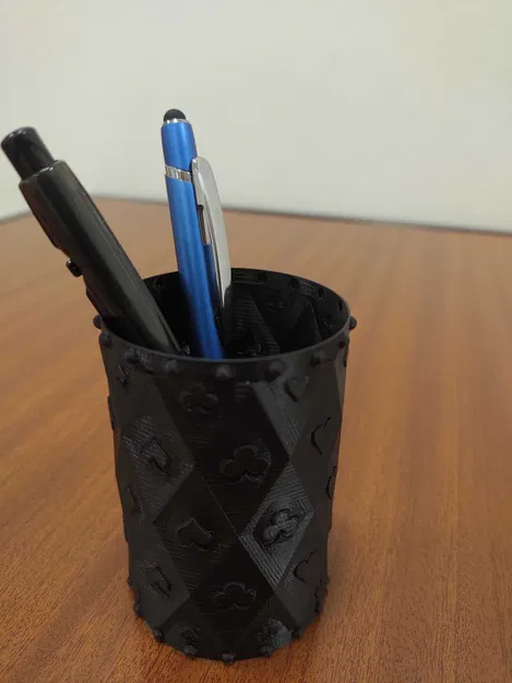 Giá đỡ bút chì với biểu tượng bài chơi trong OpenSCAD - Image 1