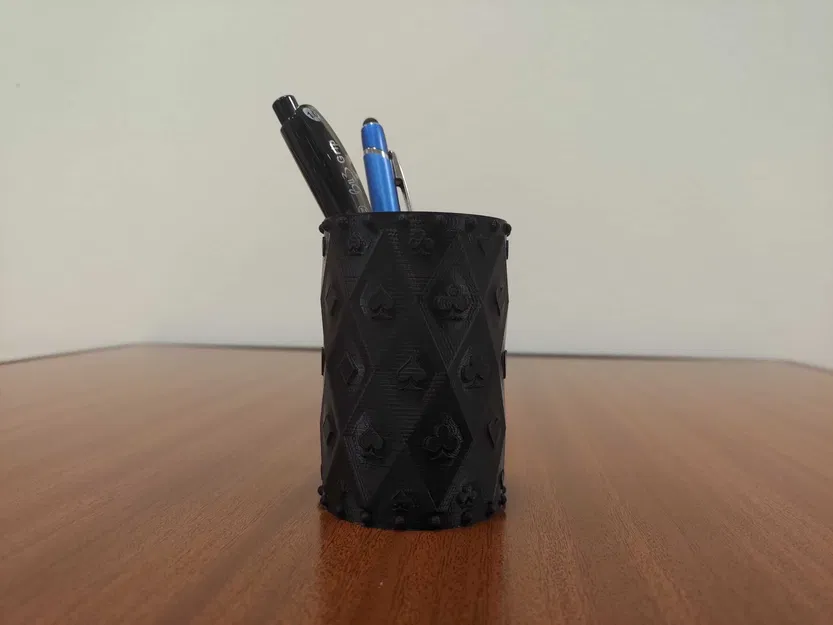 Giá đỡ bút chì với biểu tượng bài chơi trong OpenSCAD - Image 2