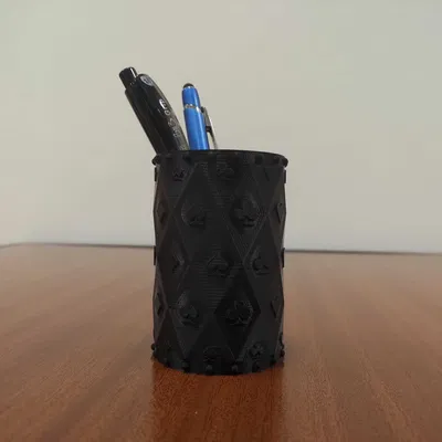 Giá đỡ bút chì với biểu tượng bài chơi trong OpenSCAD