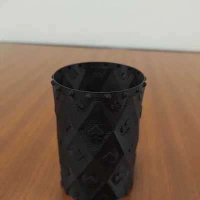 Giá đỡ bút chì với biểu tượng bài chơi trong OpenSCAD