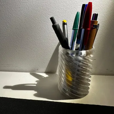 Bình hoa xoắn ốc độc đáo làm giá đỡ bút