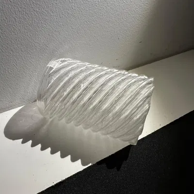 Bình hoa xoắn ốc độc đáo làm giá đỡ bút