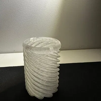 Bình hoa xoắn ốc độc đáo làm giá đỡ bút