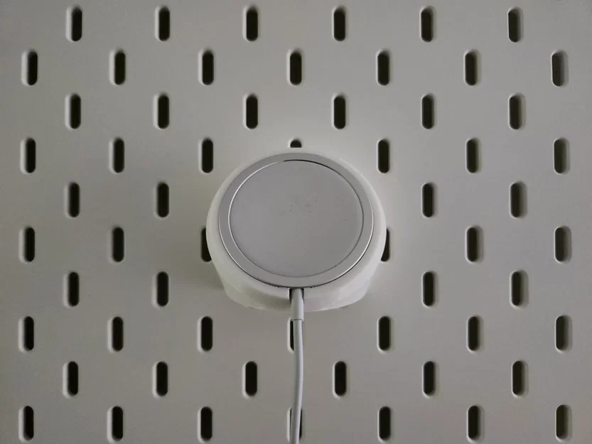 Sạc MagSafe gắn trên bảng treo Skadis của IKEA - Image 1