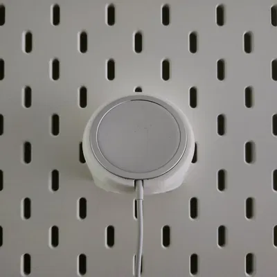 Sạc MagSafe gắn trên bảng treo Skadis của IKEA