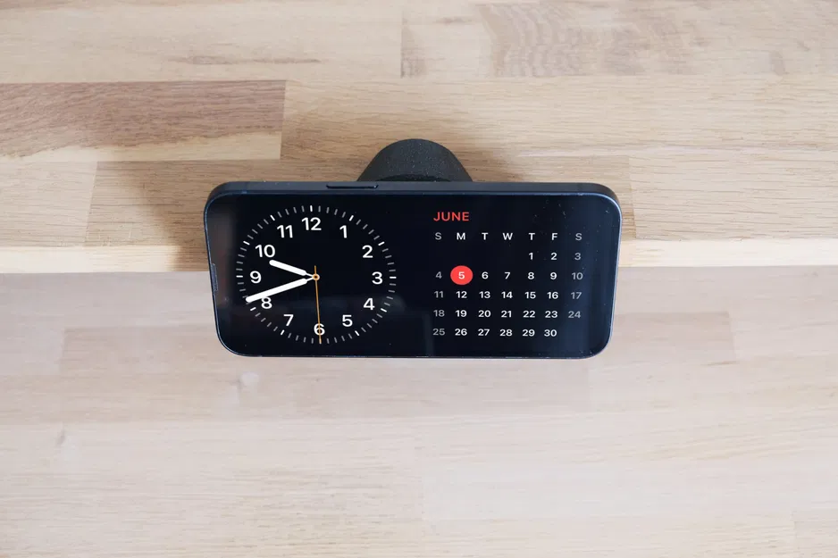 Kẹp sạc Magsafe cho iPhone trên bàn làm việc - Image 3