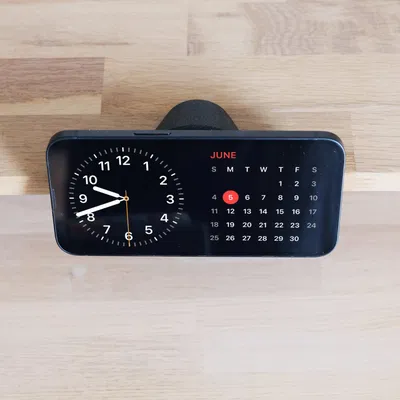 Kẹp sạc Magsafe cho iPhone trên bàn làm việc