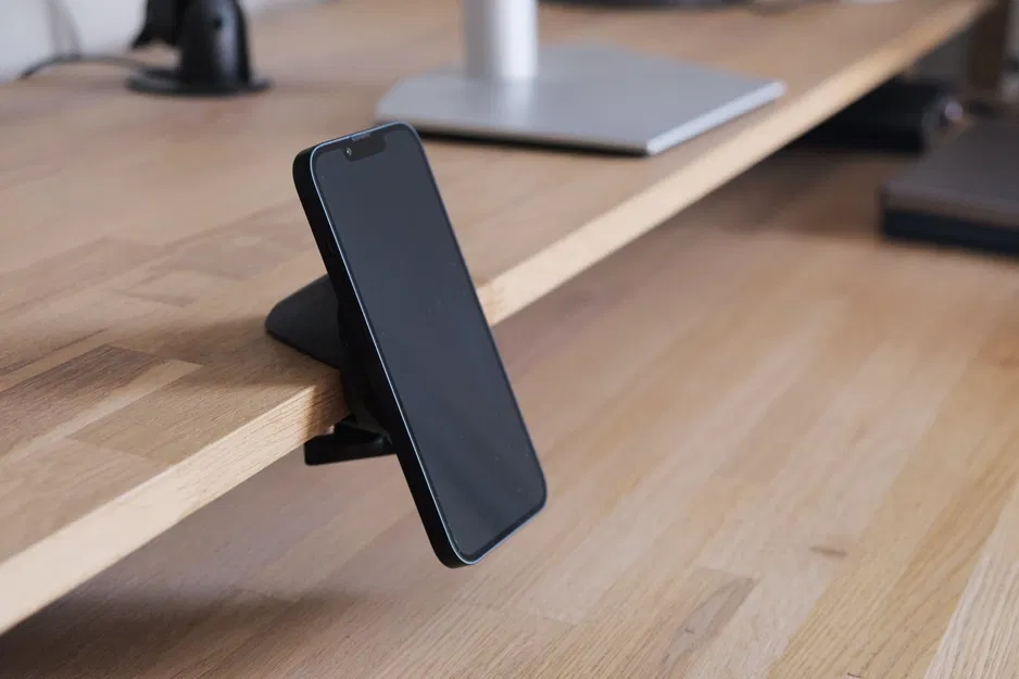 Kẹp sạc Magsafe cho iPhone trên bàn làm việc - Image 4