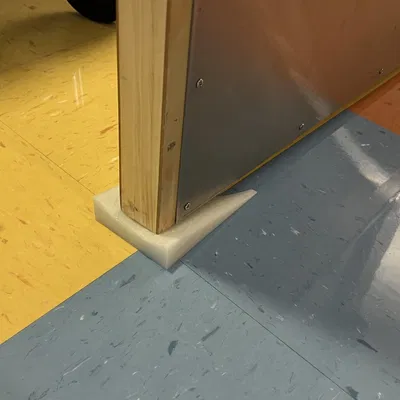 Bộ chặn cửa thiết kế đặt ở cạnh cửa để tránh bị đá...