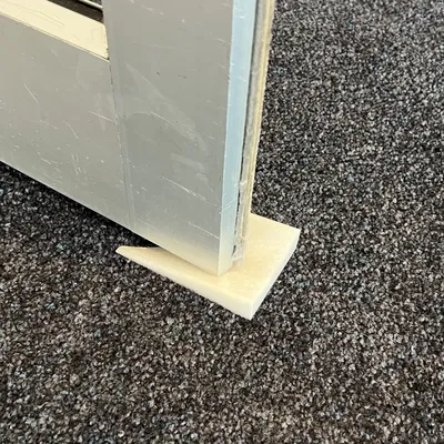 Bộ chặn cửa thiết kế đặt ở cạnh cửa để tránh bị đá...