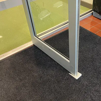 Bộ chặn cửa thiết kế đặt ở cạnh cửa để tránh bị đá...