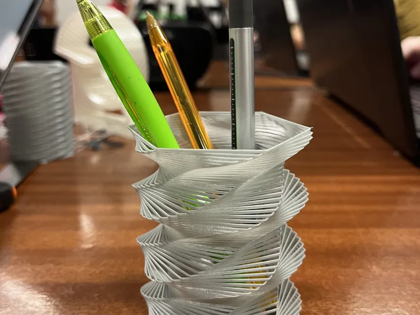 Bình hoa xoắn ốc độc đáo cho không gian sống và làm việc - Image 1