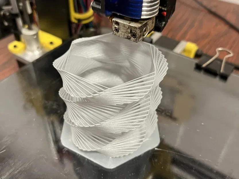 Bình hoa xoắn ốc độc đáo cho không gian sống và làm việc - Image 3