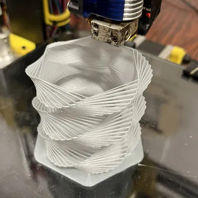 Bình hoa xoắn ốc độc đáo cho không gian sống và làm việc