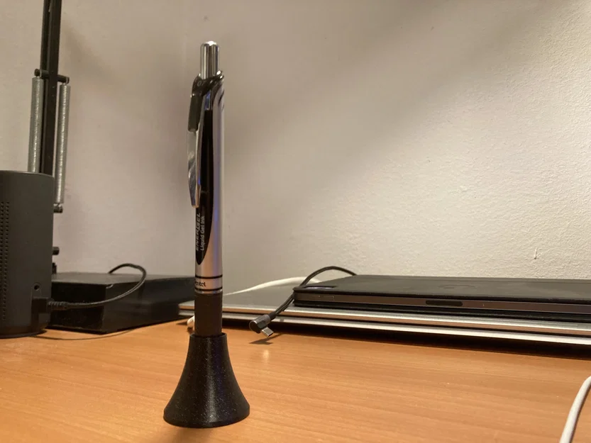 Giá đỡ bút đơn giản với thiết kế ổn định - Image 1