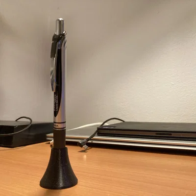 Giá đỡ bút đơn giản với thiết kế ổn định