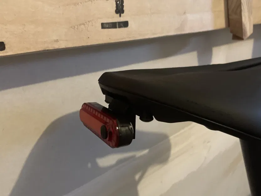 Giá đỡ đèn hậu cho yên xe Specialized SWAT - Image 4