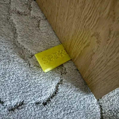 Chặn cửa cho thảm với đinh nhọn điều chỉnh được