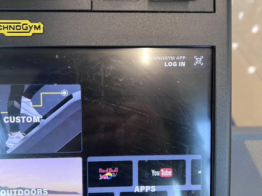 Giá đỡ điện thoại cho máy tập TechnoGym - Image 2