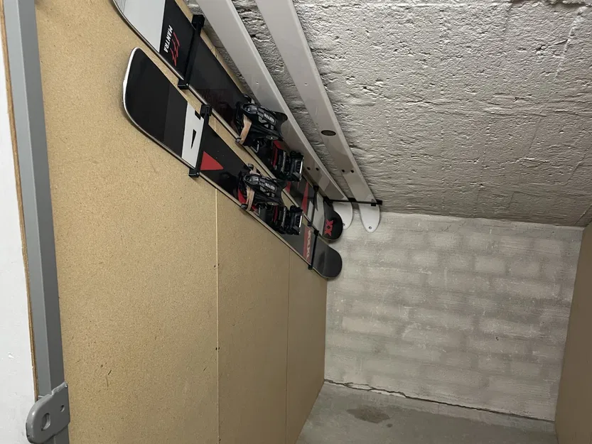 Giá treo tường cho ván trượt với cổng xoay đóng chặt - Image 1