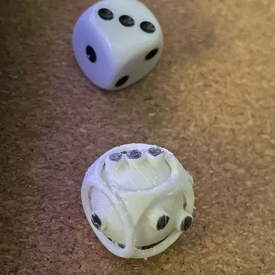 Xúc xắc kỳ quái với thiết kế bất khả thi