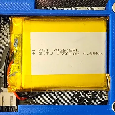 Hộp đựng huy hiệu Tufty 2040 với nam châm hỗ trợ