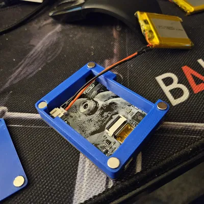 Hộp đựng huy hiệu Tufty 2040 với nam châm hỗ trợ