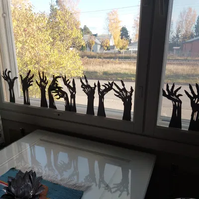 Bàn tay zombie đáng sợ phía sau cửa sổ bạn!