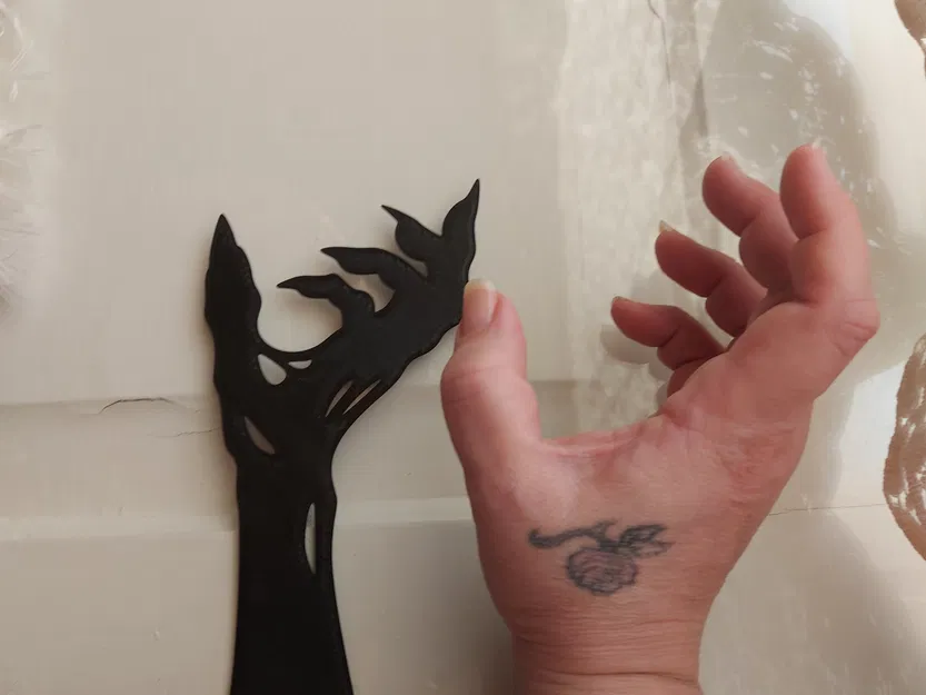 Bàn tay zombie đáng sợ phía sau cửa sổ bạn! - Image 2