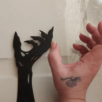 Bàn tay zombie đáng sợ phía sau cửa sổ bạn!