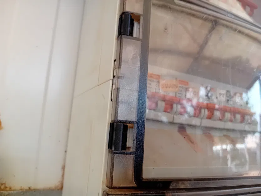 Bản thay thế bản lề cho hộp điện bị hỏng - Image 1