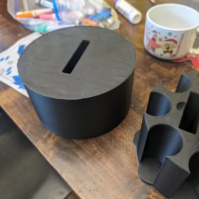 Hộp đựng bộ bài và chip poker chắc chắn