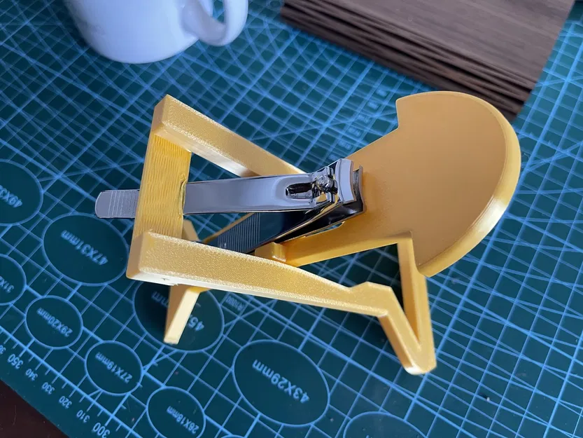 Giá đỡ cắt móng tay một tay cho người lớn tuổi - Image 2